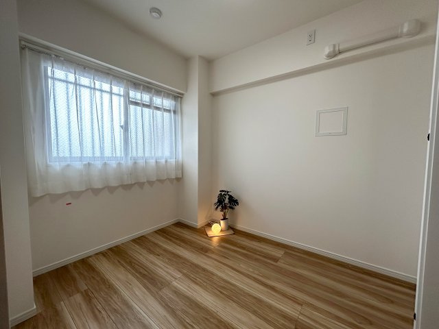 都会の疲れを吹き飛ばすルーフバルコニーでの癒し時間☆広すぎちゃってどうしよう♪井土ヶ谷の空を独り占め☆な【ライオンズプラザ井土ヶ谷壱番館】リノベーションの洋室|広々とした洋室です