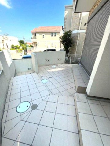 苦楽園四番町の玄関|上質感漂う玄関へのアプローチ。居住者の帰り、訪れる方を優しく迎える・安らぎに満ちた生活空間を予感させる。