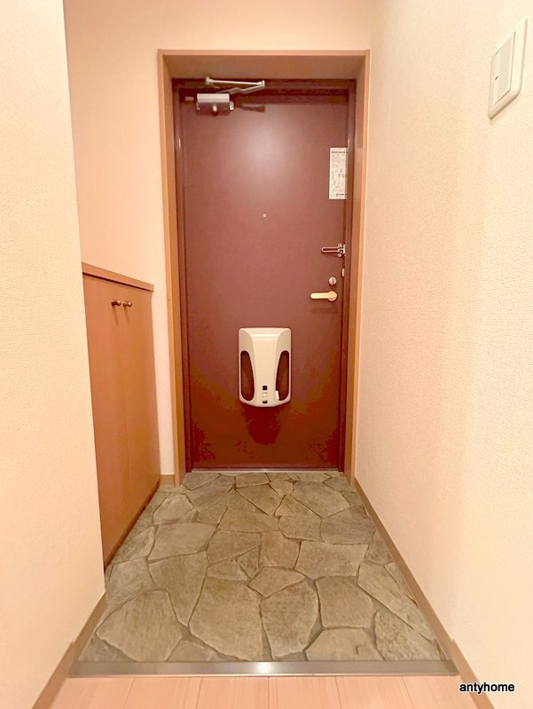 メゾンバイタルA棟の玄関