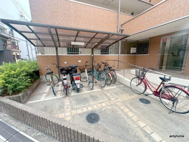 メゾンバイタルA棟の駐車場