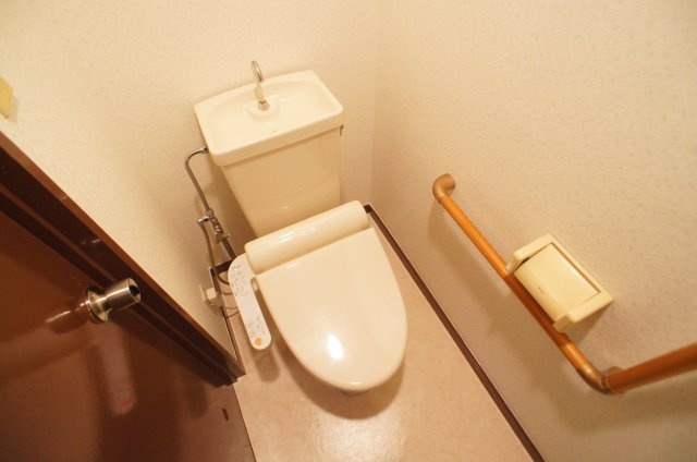 【トイレ】 | アパートメント二階 | トイレです