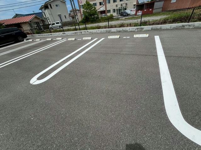 ドミールEの駐車場