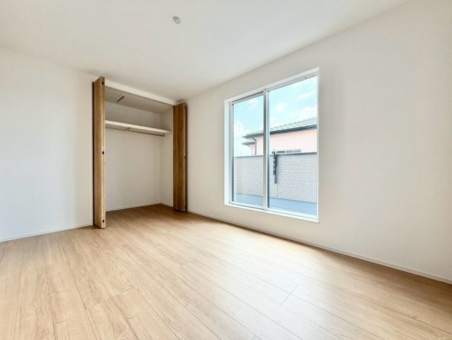ファーストタウン　大府市第1横根町石丸　全3棟の洋室|陽当りの良い洋室は、お子様の勉強部屋や家族の寝室としても使える、暮らしに合わせて活用できる空間です。									
									