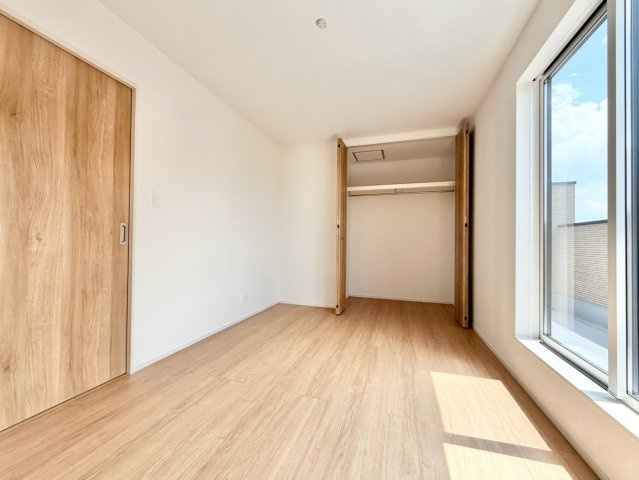 ファーストタウン　大府市第1横根町石丸　全3棟の洋室|陽当りの良い洋室は、お子様の勉強部屋や家族の寝室としても使える、暮らしに合わせて活用できる空間です。									
									