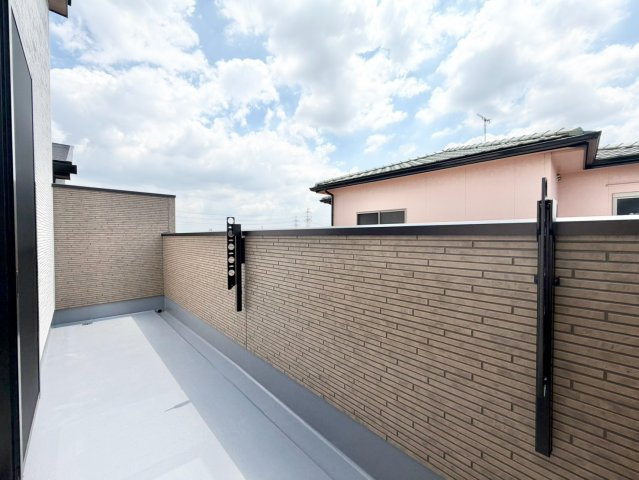 ファーストタウン　大府市第1横根町石丸　全3棟のバルコニー|家族の洗濯物もまとめて干せる、広さと使いやすさを兼ね備えたバルコニー。家事効率もぐっと高まります。									
									