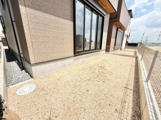 ファーストタウン　大府市第1横根町石丸　全3棟の庭|お庭では家庭菜園やガーデニングを楽しめ、夫婦二人のちょっとした趣味の時間を気持ちよく過ごせる空間です。									
									