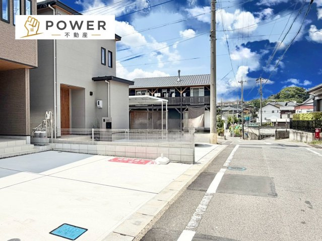 ファーストタウン　大府市第1横根町石丸　全3棟の駐車場|前面道路はゆったり広めに確保されているので、ベビーカーでのお散歩も車の出し入れも気持ちよく行えます。									
									