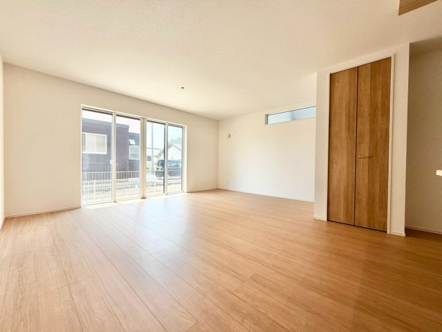 ファーストタウン　大府市第1横根町石丸　全3棟の居間・リビング|開放感あふれる洗練されたリビング空間。上品なくつろぎのひとときを、お過ごしいただけます。									
									