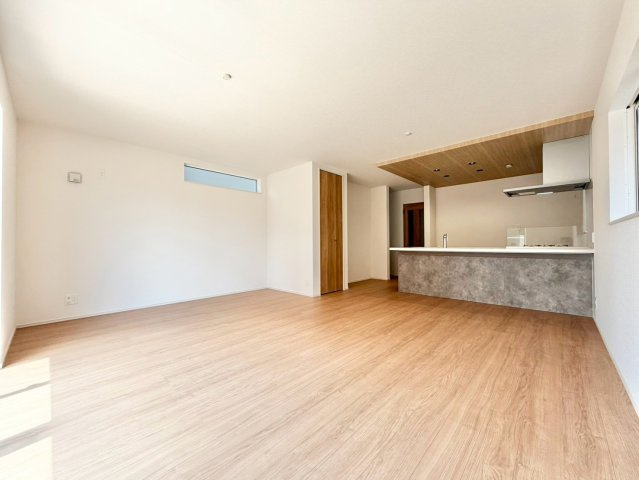 ファーストタウン　大府市第1横根町石丸　全3棟の居間・リビング|開放感あふれる洗練されたリビング空間。上品なくつろぎのひとときを、お過ごしいただけます。									
									