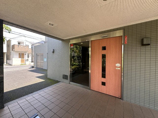 川崎市多摩区菅北浦２丁目の賃貸マンションのエントランス