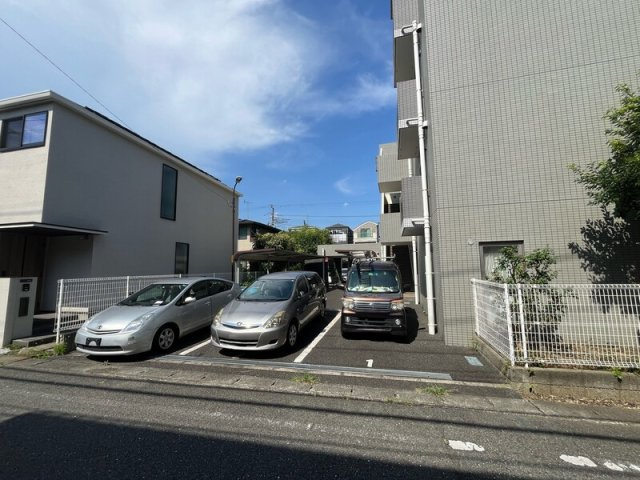 川崎市多摩区菅北浦２丁目の賃貸マンションの駐車場