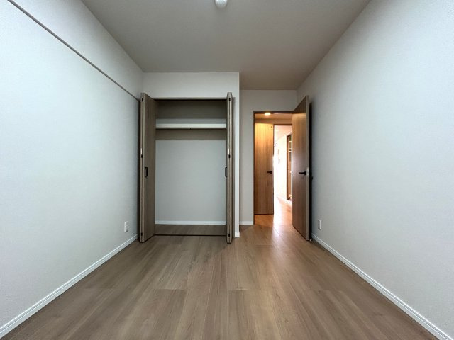 2階でもこの抜け感☆東向きなので朝起きたら気持ちのいい朝日が望めます♪やっぱりお日様が大事☆だって人間だもの！な【モリスガーデンヒルズ井土ヶ谷】リノベーションの玄関|きれいな玄関です