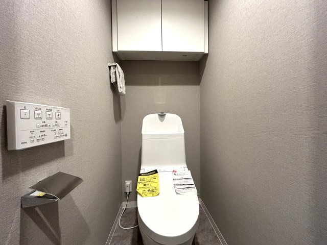 重厚感ある外観はGOOD！！２階でも抜け感ある眺望はタマリマセン！！玄関外にも専用の収納があって、室内に持ち込みたくないものは、ココで完！！な、【モリスガーデンヒルズ井土ヶ谷】リノベーションのトイレ|トイレもきれいです