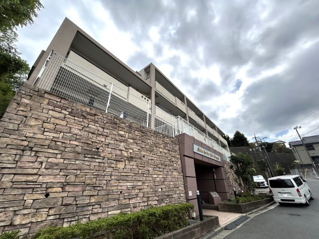 重厚感ある外観はGOOD！！２階でも抜け感ある眺望はタマリマセン！！玄関外にも専用の収納があって、室内に持ち込みたくないものは、ココで完！！な、【モリスガーデンヒルズ井土ヶ谷】リノベーション