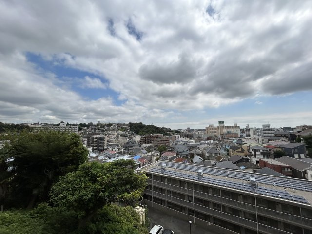 重厚感ある外観はGOOD！！２階でも抜け感ある眺望はタマリマセン！！玄関外にも専用の収納があって、室内に持ち込みたくないものは、ココで完！！な、【モリスガーデンヒルズ井土ヶ谷】リノベーションの展望