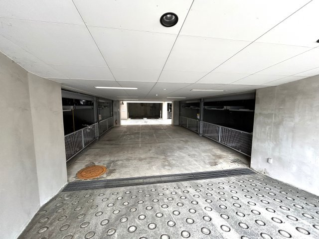 2階でもこの抜け感☆東向きなので朝起きたら気持ちのいい朝日が望めます♪やっぱりお日様が大事☆だって人間だもの！な【モリスガーデンヒルズ井土ヶ谷】リノベーションの駐車場|カースペースがあります