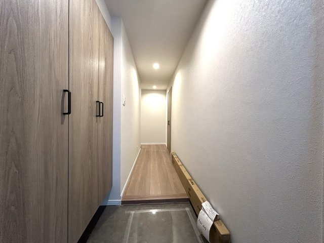重厚感ある外観はGOOD！！２階でも抜け感ある眺望はタマリマセン！！玄関外にも専用の収納があって、室内に持ち込みたくないものは、ココで完！！な、【モリスガーデンヒルズ井土ヶ谷】リノベーションの玄関|シンプルで使いやすい玄関です