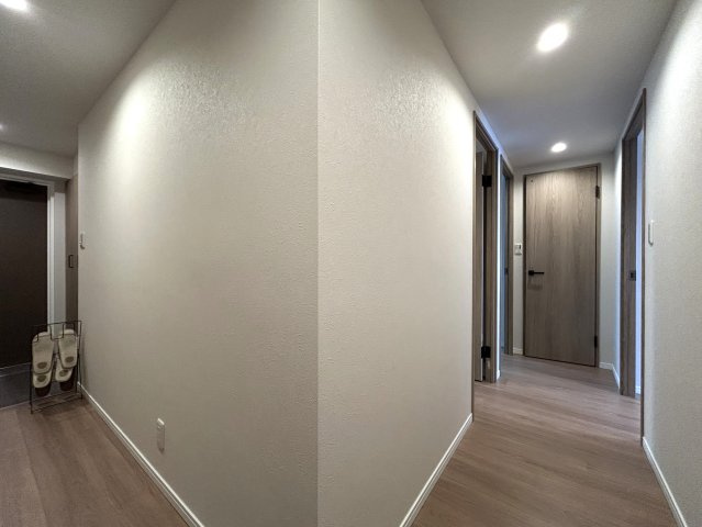 2階でもこの抜け感☆東向きなので朝起きたら気持ちのいい朝日が望めます♪やっぱりお日様が大事☆だって人間だもの！な【モリスガーデンヒルズ井土ヶ谷】リノベーションの内装|明るい色調の室内です