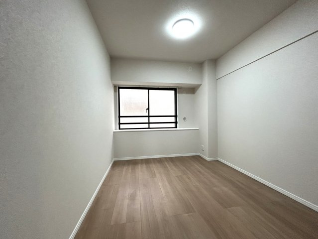 重厚感ある外観はGOOD！！２階でも抜け感ある眺望はタマリマセン！！玄関外にも専用の収納があって、室内に持ち込みたくないものは、ココで完！！な、【モリスガーデンヒルズ井土ヶ谷】リノベーションの洋室|使い勝手のいい洋室です