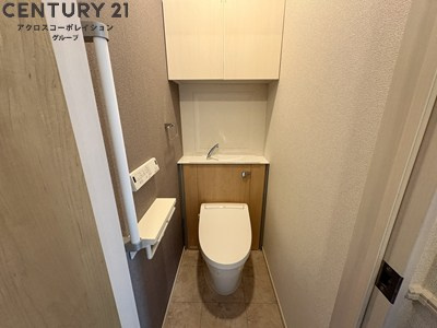 温水洗浄便座付きのトイレです♪