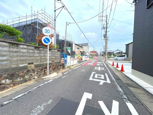 リナージュ　一宮市今伊勢町本神戸01期　全5区画分譲の前面道路含む現地写真|「現地（2026年10月2日）撮影」　
■前面道路　
■ヤマダ不動産　株式会社リライフ