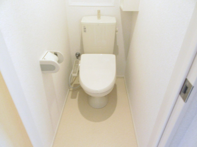 温水洗浄便座付きのトイレです♪