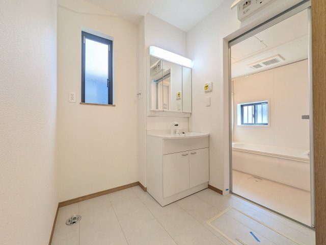八王子市　中野町　新築一戸建て　１０期の脱衣所|～窓付きで明るい洗面所　換気もしやすいです～