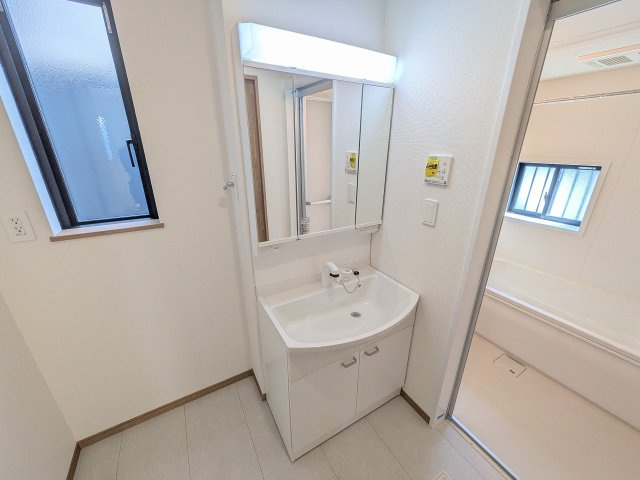 八王子市　中野町　新築一戸建て　１０期の独立洗面台|～３面鏡付きの独立洗面台　細々している物をスッキリ収納出来ます～