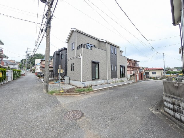 八王子市　中野町　新築一戸建て　１０期の前面道路含む現地写真|～西側4ｍ・南側4.5ｍ道路の角地につき陽当たり・風通しも良好～