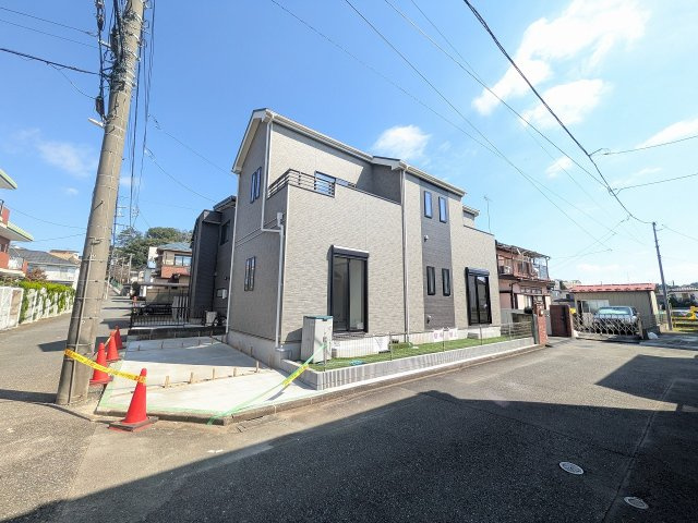 八王子市　中野町　新築一戸建て　１０期の前面道路含む現地写真|～西側4ｍ・南側4.5ｍ道路の角地につき陽当たり・風通しも良好～