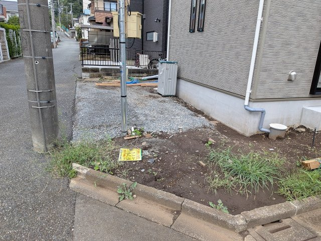 八王子市　中野町　新築一戸建て　１０期の駐車場|～L字型に2台駐車可能～