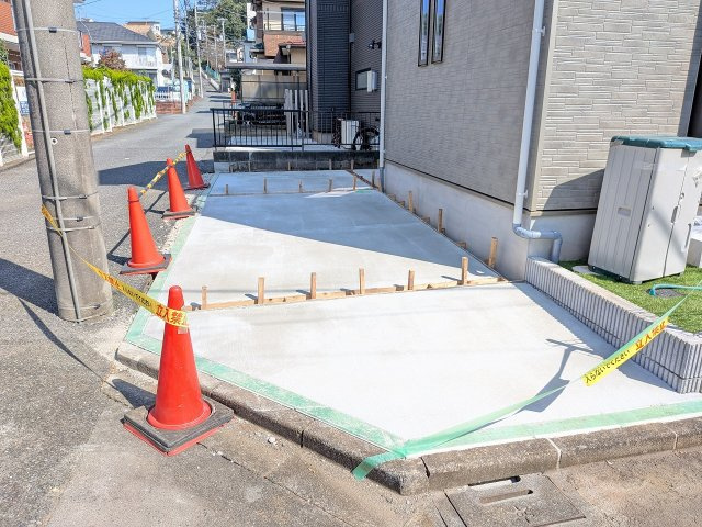 八王子市　中野町　新築一戸建て　１０期の駐車場|～L字型に2台駐車可能～