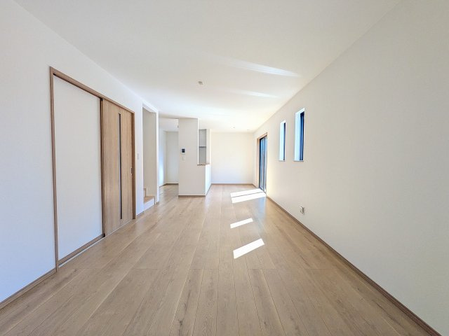 八王子市　中野町　新築一戸建て　１０期の居間・リビング|～17.31帖の明るいLDKで、家族団欒の時間をお過ごしいただけます～