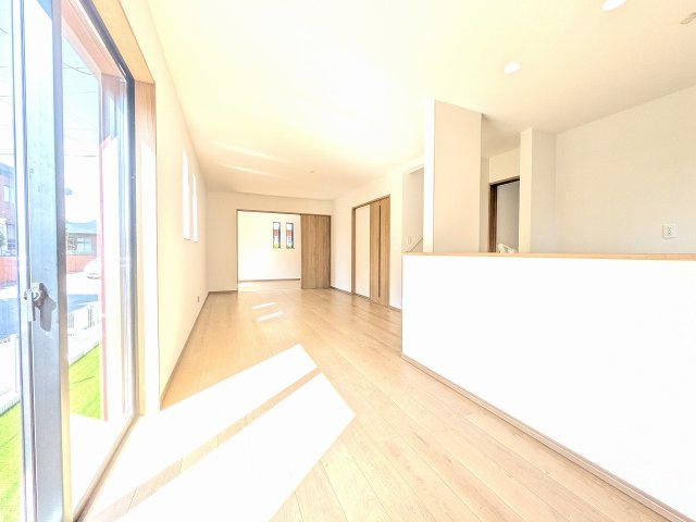 八王子市　中野町　新築一戸建て　１０期の居間・リビング|～17.31帖の明るいLDKで、家族団欒の時間をお過ごしいただけます～
