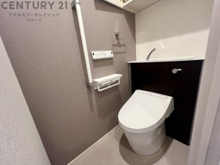 温水洗浄便座付きのトイレです♪