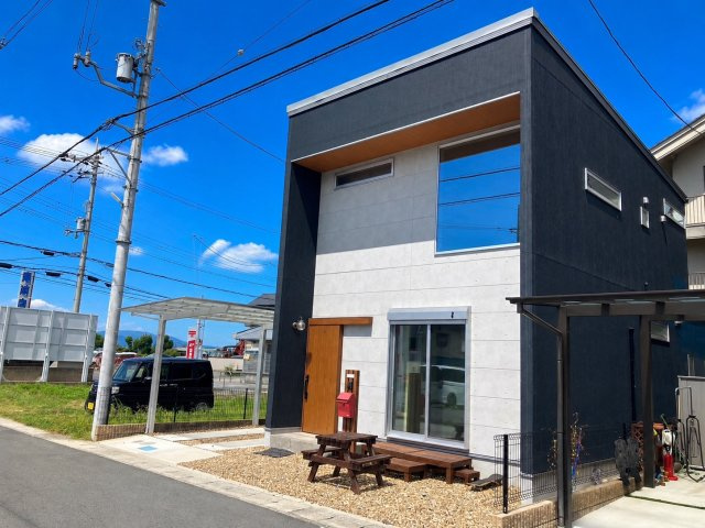 天理市別所町中古戸建の外観|スタイリッシュなデザイナーズ外観。屋根付きカーポート＆ウッドデッキを備えた快適な住環境です。