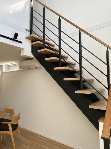 天理市別所町中古戸建のその他|リビングをスタイリッシュに演出する階段