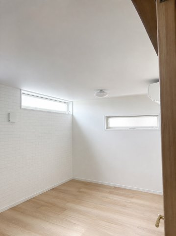 天理市別所町中古戸建の洋室|白を基調とした明るく清潔感のある洋室