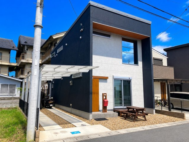 天理市別所町中古戸建の外観|２台駐車可能です。雨に濡れにくいアプローチ、日当たり良好