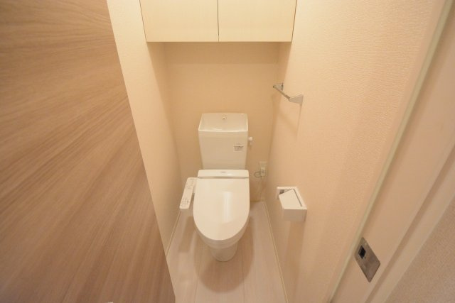 温水洗浄便座付きのトイレです♪