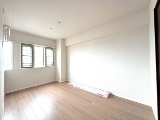 グランシティ新小岩２の寝室|【洋室約6帖】主寝室に最適なゆとりある洋室。角部屋ならではの二面採光で、朝日を浴びて気持ちよく目覚めることができます。大きめのベッドを置いてもくつろげる、落ち着いた空間です。
