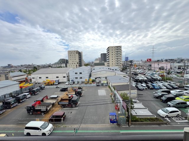 グランシティ新小岩２の展望|【5階部分・開放的な眺望】角部屋の5階部分につき、陽当たりや風通しはもちろん、周囲の圧迫感が少ない見晴らしの良さも魅力です。気持ちの良い空が広がります。