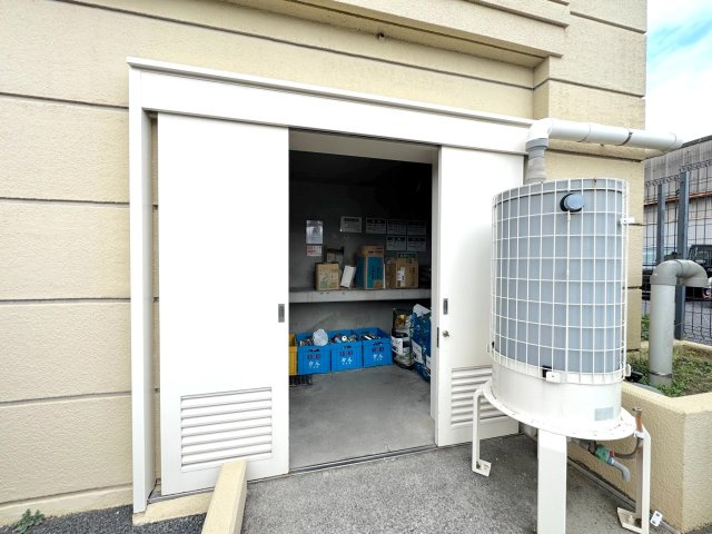 グランシティ新小岩２のその他共用部分|【敷地内ゴミ置き場】マンション敷地内にゴミ置き場があるため、忙しい朝のゴミ出しもスムーズ。雨の日でも濡れにくく、毎日のちょっとした家事負担を軽減してくれます。
