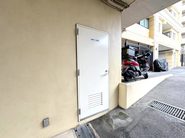 グランシティ新小岩２のその他共用部分|【分別しやすい資源ごみ置き場】資源ごみの回収スペースもしっかり管理されており、マンション全体の美観が保たれています。管理体制の良さが伺える安心のポイントです。