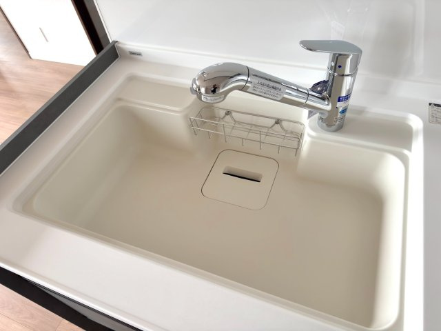 グランシティ新小岩２の発電・温水設備|【浄水器一体型水栓】キッチンには、いつでも美味しく安心なお水が飲める浄水器を完備！シンク周りがスッキリし、お料理や飲料水など毎日の生活に大活躍します。