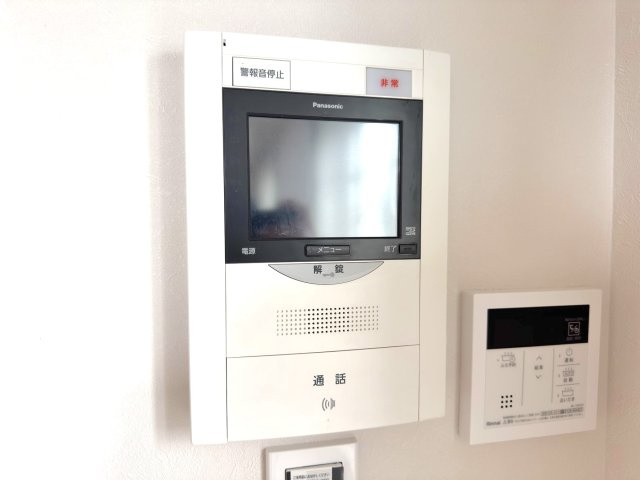 グランシティ新小岩２のセキュリティ|【TVモニター付きインターホン】来客の顔をしっかり確認してから対応できるので、防犯面も安心！お子様のお留守番時や、夜間の訪問者にも心強いセキュリティ設備です。