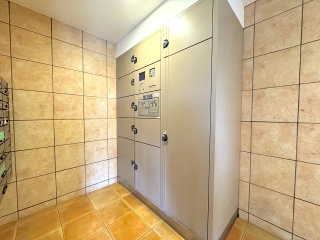 グランシティ新小岩２の設備|【宅配ボックス完備】不在時でも荷物を受け取れる便利な宅配ボックス！再配達の手間が省け、共働きのご夫婦やネットショッピングをよく利用する方に必須の設備です。