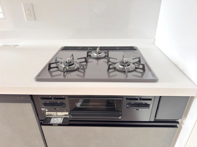 グランシティ新小岩２のキッチン|【3口ガスコンロ】複数のお料理を同時に進められる3口コンロで、家事の時短に貢献！お手入れがしやすい天板でお掃除も簡単。毎日のお料理がもっと楽しくなります。