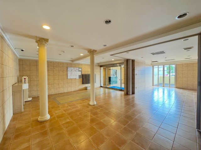 グランシティ新小岩２のエントランス|【上品なエントランスホール】マンションの顔となるエントランスホールは、清掃が行き届いた清潔感のある空間。毎日の行き帰りにホッと安心できるような落ち着いた雰囲気です。