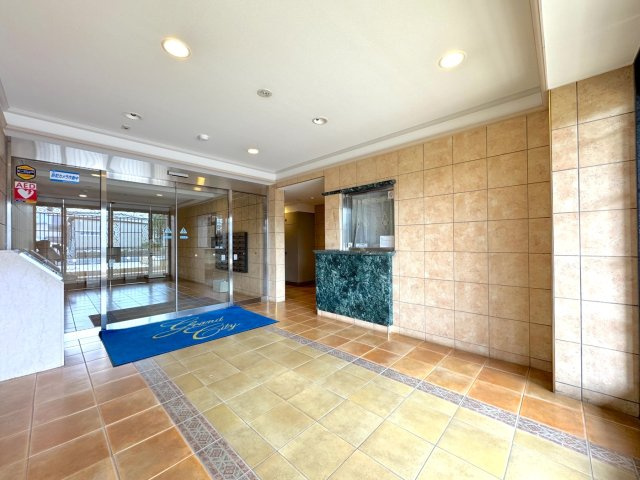 グランシティ新小岩２のエントランス|【安心のセキュリティ】オートロック等の防犯対策がしっかり施されたエントランス。管理会社による日々の管理体制も良好で、女性や小さなお子様のいるご家庭でも安心です。